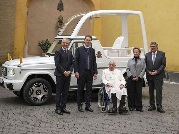 Papa Franjo dobio novi papamobil