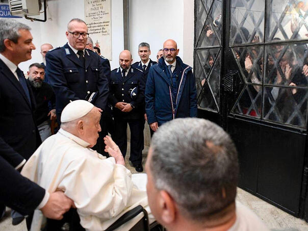 Papa Franjo iznenada posjetio rimski zatvor uoči Uskrsa