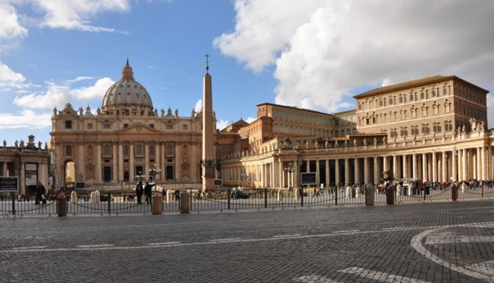 Papa Franjo naredio smanjenje plata za kardinale i vjerske službenike u Vatikanu
