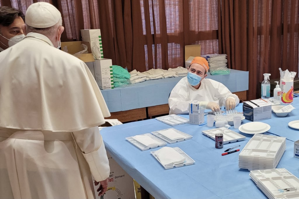 Papa Franjo nenajavljen obišao beskućnike koji se cijepe i medicinare