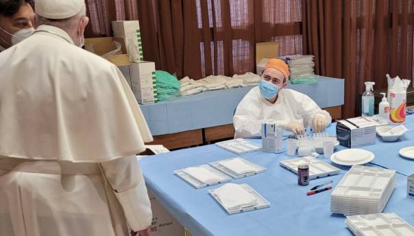 Papa Franjo nenajavljen obišao beskućnike koji se cijepe i medicinare