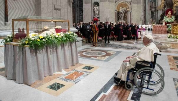 Papa Franjo osudio nemilosrdno bombardiranje ukrajinskih gradova