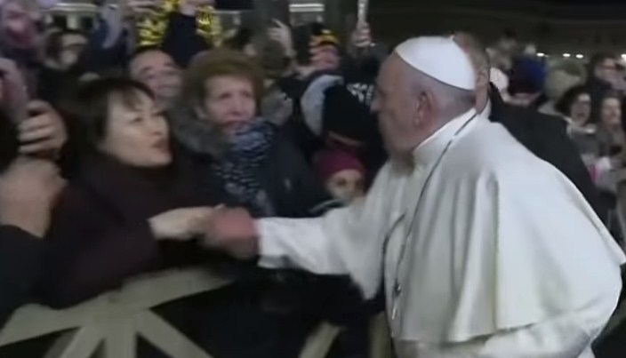 Papa Franjo po ruci udario ženu koja ga je povukla