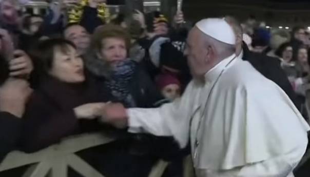 Papa Franjo po ruci udario ženu koja ga je povukla
