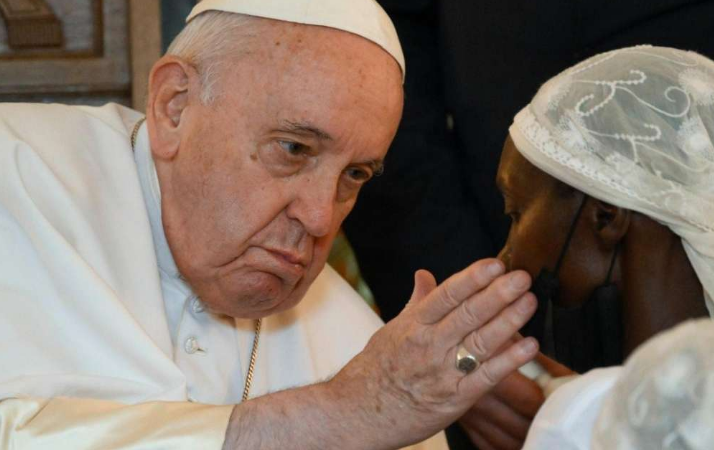 Papa Franjo podvrgnut uspješnoj operaciji abdomena