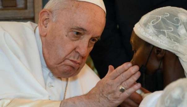 Papa Franjo podvrgnut uspješnoj operaciji abdomena