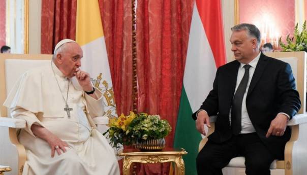 Papa Franjo poručio Mađarima da ne zatvaraju vrata strancima i migrantima