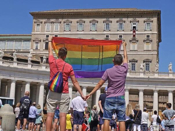 Papa Franjo potvrdio da transseksualne osobe mogu biti kršćani i kumovi u crkvi