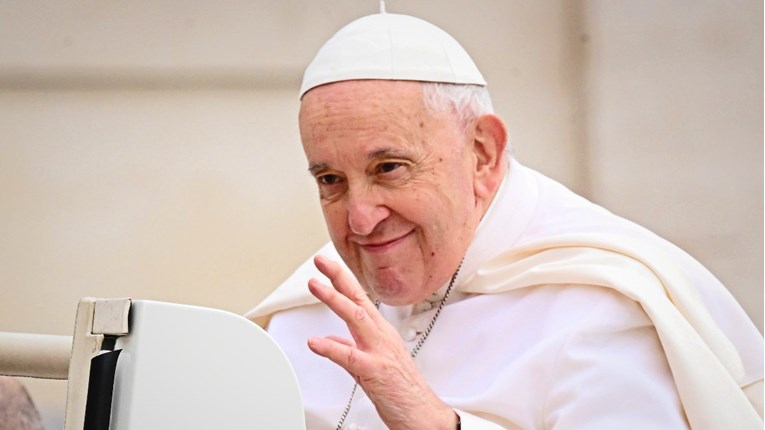 Papa Franjo prebačen u bolnicu na zakazana testiranja