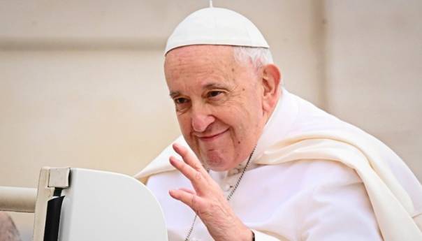 Papa Franjo prebačen u bolnicu na zakazana testiranja