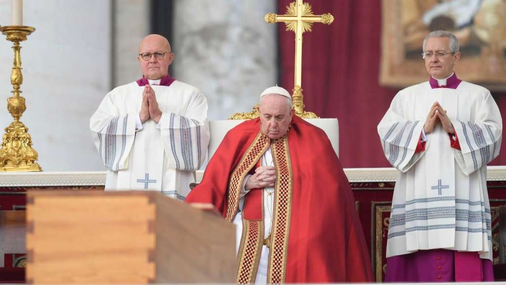 Papa Franjo predvodio katolike na oproštaju od bivšeg pape Benedikta