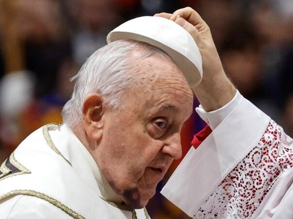Papa Franjo predvodio misu s modricom, AFP: Pao je s kreveta
