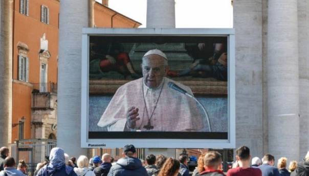 Papa Franjo protiv prioriteta za vakcinu bogatima