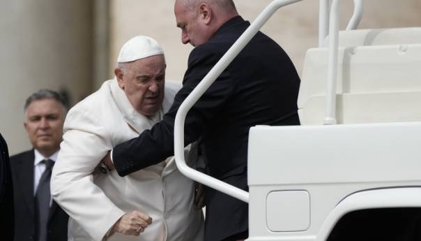 Papa Franjo proveo još jednu mirnu noć u bolnici