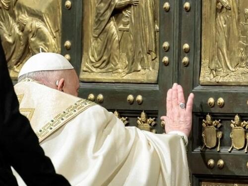 Papa Franjo prvi put u historiji otvorio sveta vrata u zatvoru