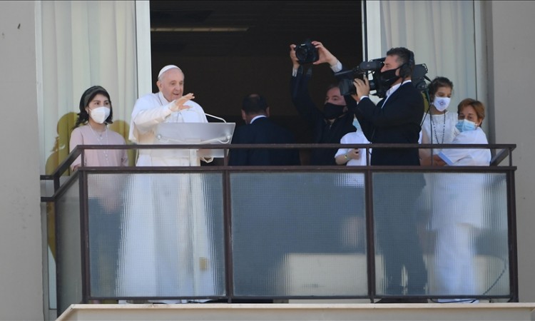 Papa Franjo s bolničkog balkona održao tradicionalnu nedjeljnu molitvu