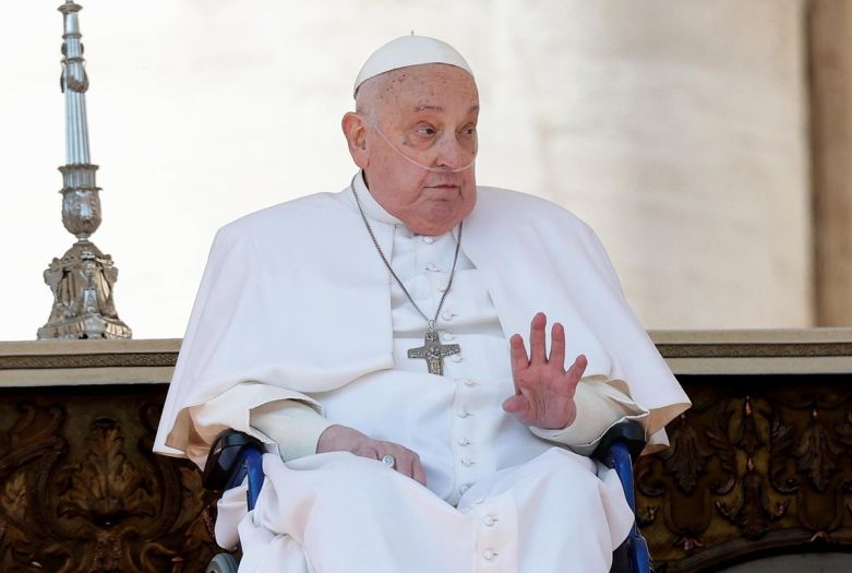 Papa Franjo se prvi put pojavio u javnosti nakon izlaska iz bolnice