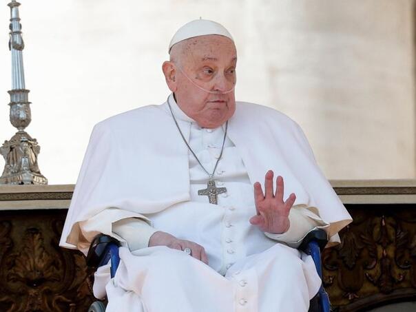 Papa Franjo se prvi put pojavio u javnosti nakon izlaska iz bolnice
