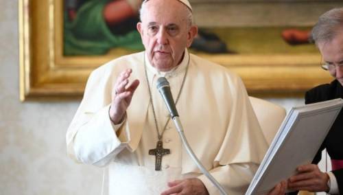 Papa Franjo u božićnoj poruci: Vakcina treba biti dostupna svima