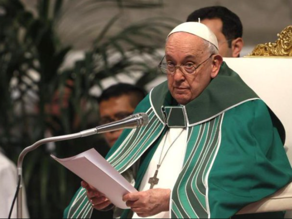 Papa Franjo zbog gripe bez daha tokom audijencije, pomoćnik čitao umjesto njega