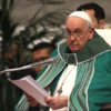 Papa Franjo zbog gripe bez daha tokom audijencije, pomoćnik čitao umjesto njega
