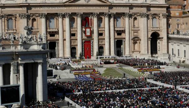 Papa i veliki broj ljudi na Trgu Svetog Petra obilježavaju Uskrs