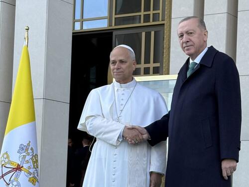 Papa Lav doputovao u Tursku, dočekao ga Erdogan