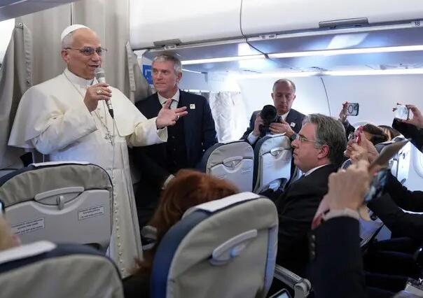 Papa Lav na Dan zahvalnosti u avionu dobio pite od bundeve