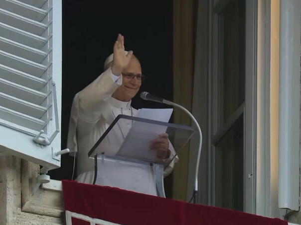 Papa Lav prvi put pred vjernicima nakon operacije, zahvalio ljudima širom svijeta