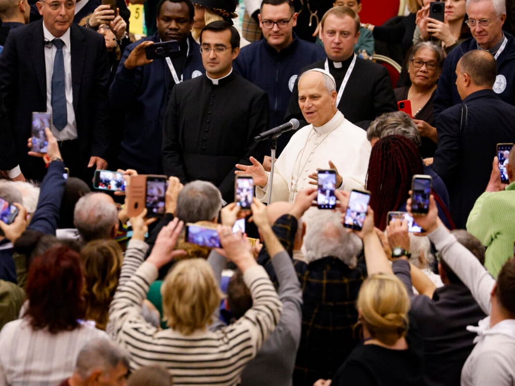 Papa Lav ručao sa beskućnicima i izbjeglicama u Vatikanu, fotografije obišle cijeli svijet