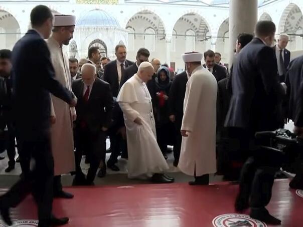 Papa Lav skinuo cipele pred ulazak u džamiju i tako pokazao poštovanje