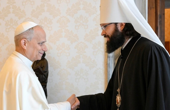 Papa Lav XIV. s dužnosnikom ruske Pravoslavne crkve