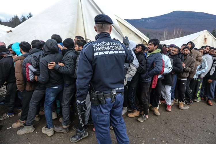 Papa moli za pomoć maloljetnim migrantima, posebno na balkanskoj ruti