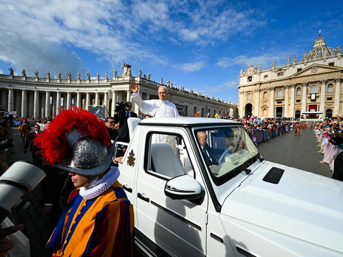 Papa papamobilom stigao na svoju inauguraciju