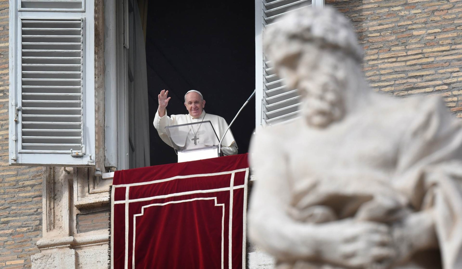 Papa pozvao čelnike da novac za oružje daju za borbu protiv covida-19