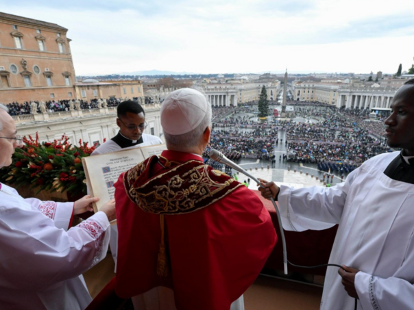 Papa predvodi Križni put u Koloseju u Rimu, sam će nositi križ