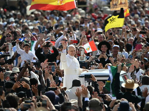 Papa stigao u Vatikan, deseci hiljada vjernika na Trgu svetog Petra