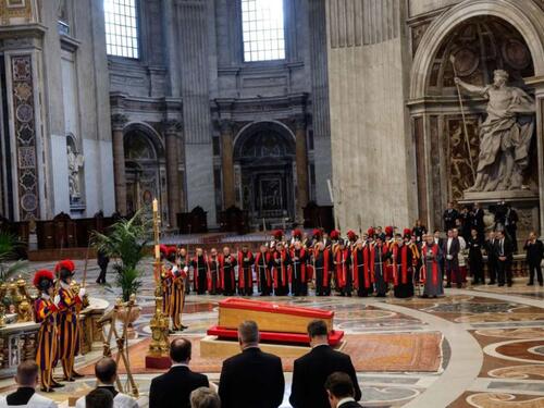 Papino tijelo se premješta u baziliku svetog Petra