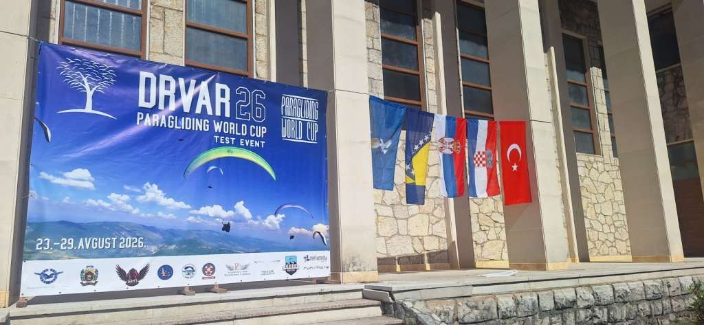 Paraglajderi iz 24 zemlje stigli u Drvar; počeo šesti "Desant na Drvar"