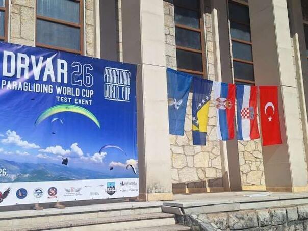 Paraglajderi iz 24 zemlje stigli u Drvar; počeo šesti "Desant na Drvar"