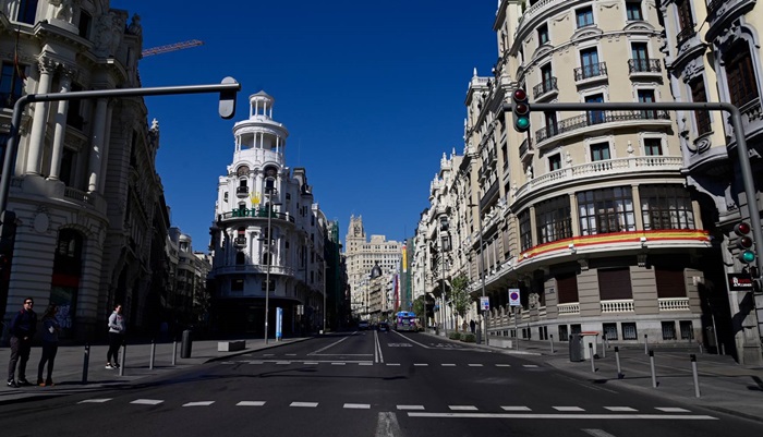 Pariz zatvorio barove, ograničeno kretanje u dijelu Madrida