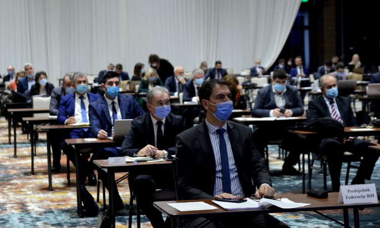 Parlament FBiH: Voditi direktne pregovore s proizvođačima vakcine