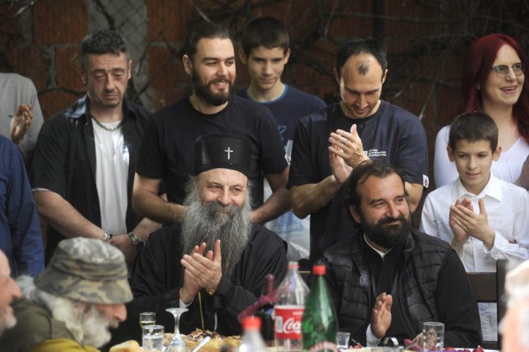 Patrijarh Porfirije na Uskrs ručao sa beskućnicima
