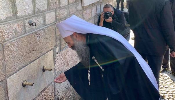 Patrijarh Porfirije napio se vode s česme kod Begove džamije