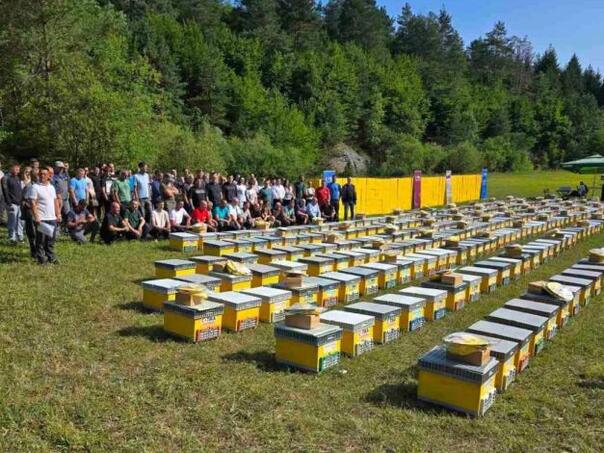 Pčelarima u USK dodijeljeno 350 pčelinjih rojeva i oprema vrijedna 150.000 KM