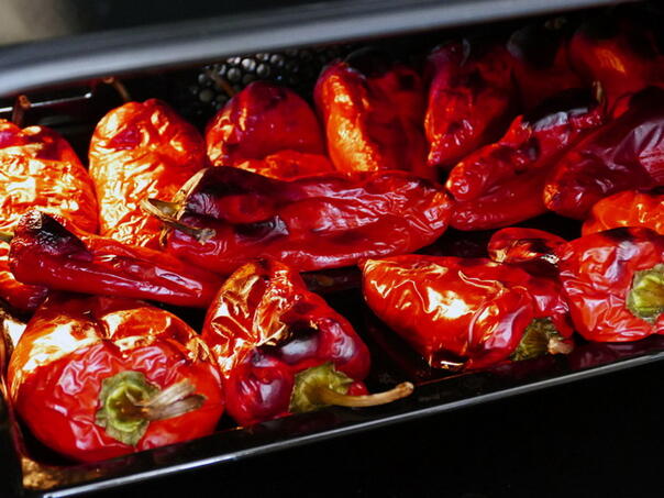 Pečene paprike bez muke: Trik koji skida ljusku kao od šale