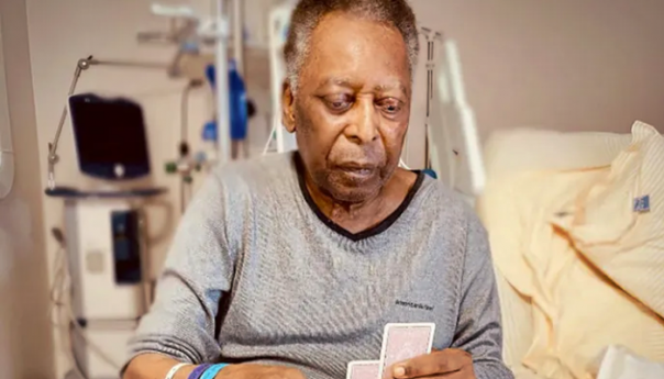 Pele vraćen u bolnicu dok se bori s rakom