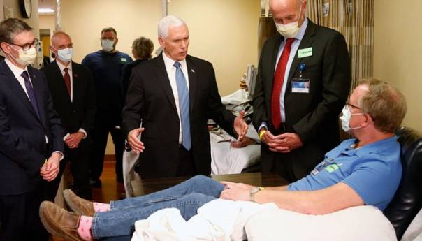 Pence na udaru kritika jer nije nosio masku tokom posjete klinici
