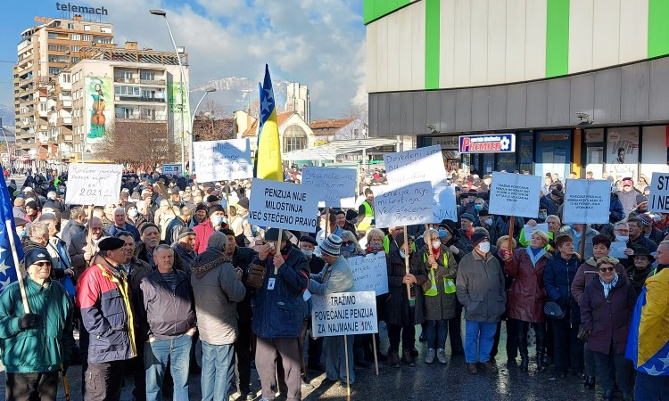 Penzioneri s protesta u Zenici zatražili 10-postotno uvećanje penzija