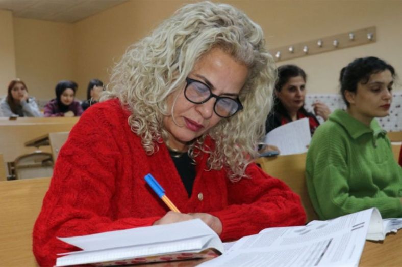 Penzionerka iz Turske upisala treći fakultet kako bi motivisala sina da uči